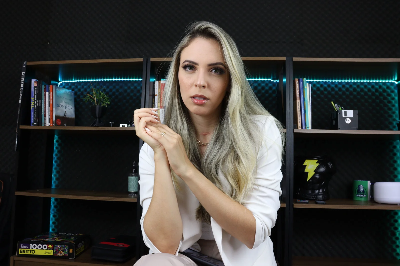 Jamile Fernandes gravando conteúdo em estúdio